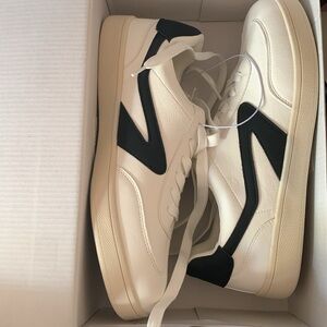 DV Dolce Vitta Vasser Size 10